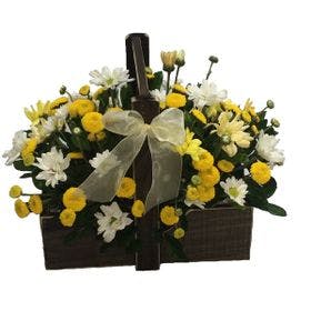 cesta de flores do campo branca e amarela