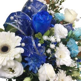 thumb-blue-sky-arranjo-de-flores-mistas-em-tons-de-azul-e-branco-0