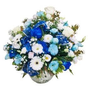 Blue sky Arranjo de flores mistas em tons de azul e branco
