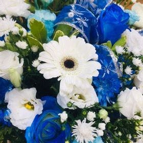 thumb-blue-sky-arranjo-de-flores-mistas-em-tons-de-azul-e-branco-2