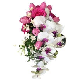 buque de noiva com orquideas rosas e tulipas